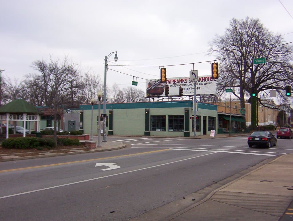 The Cooper-Young intersection in Midtown Memphis — a dining district home to the city's 100% gluten-free bakery